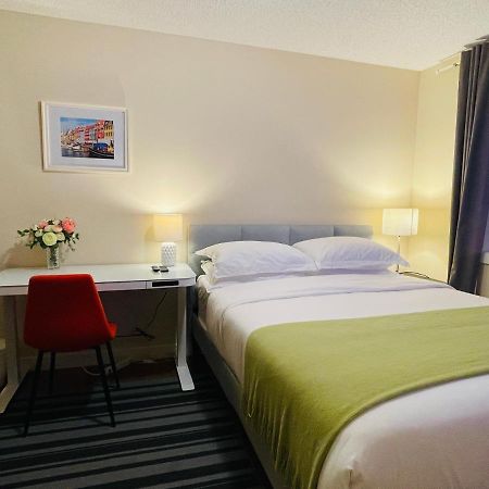 Joe'S Cozy And Quality Place In Calgary Exterior photo